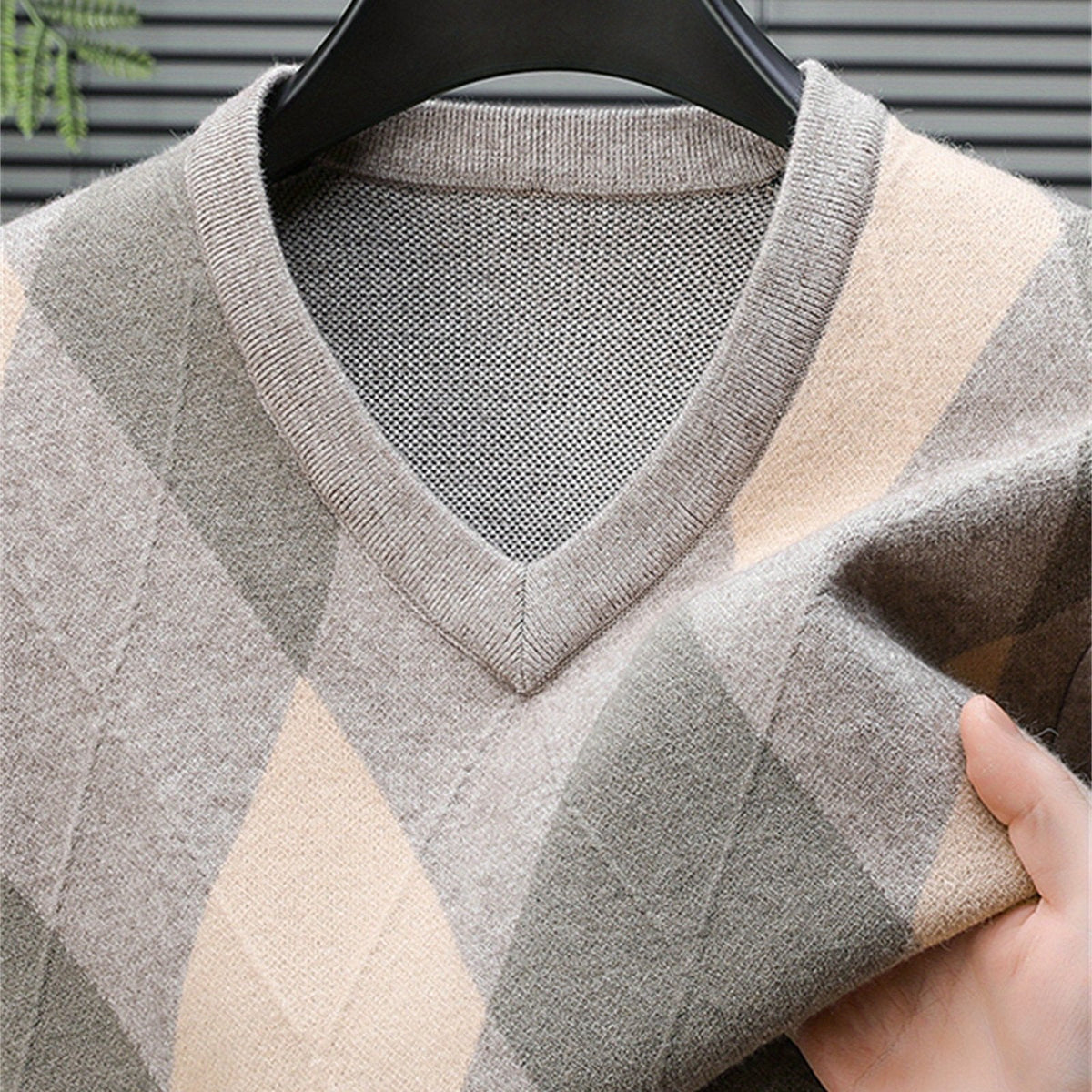 Men's Argyle V-Neck Sweater Regular Fit