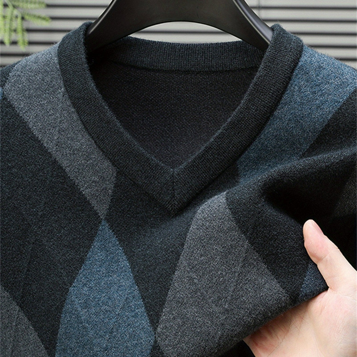 Men's Argyle V-Neck Sweater Regular Fit