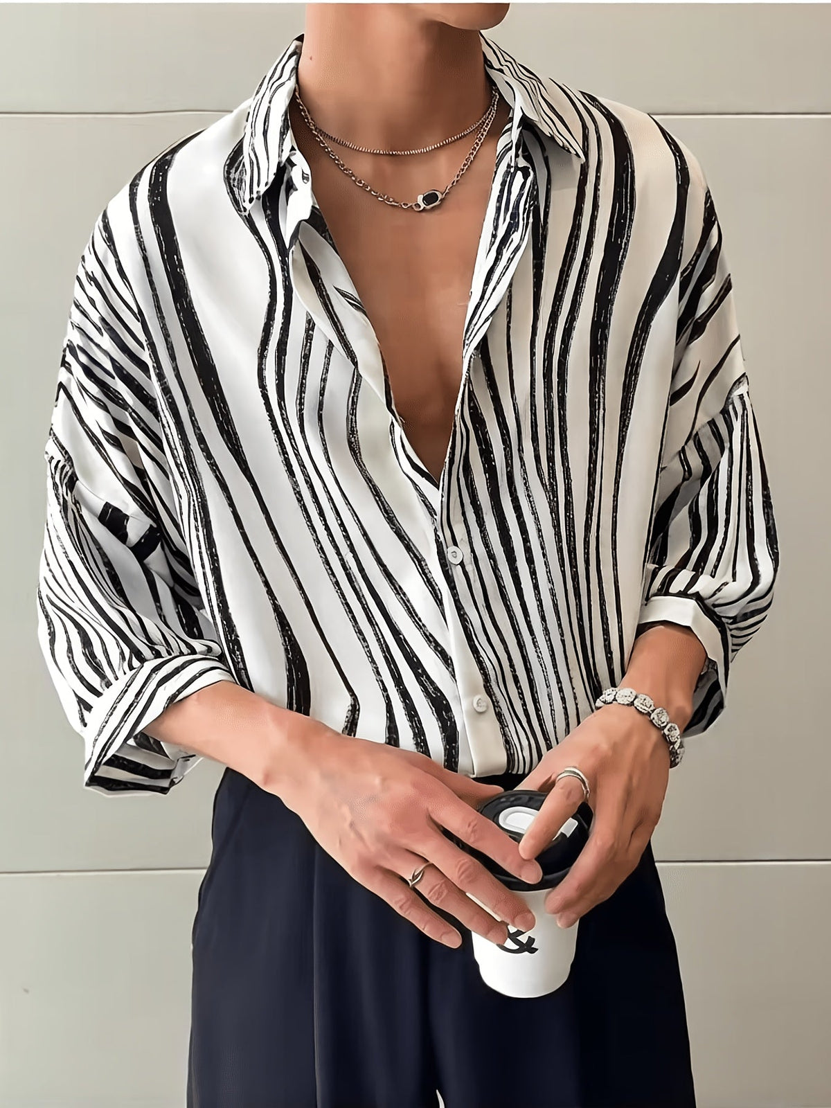 Short-sleeve cuffs and vertical print detail on a men’s shirt