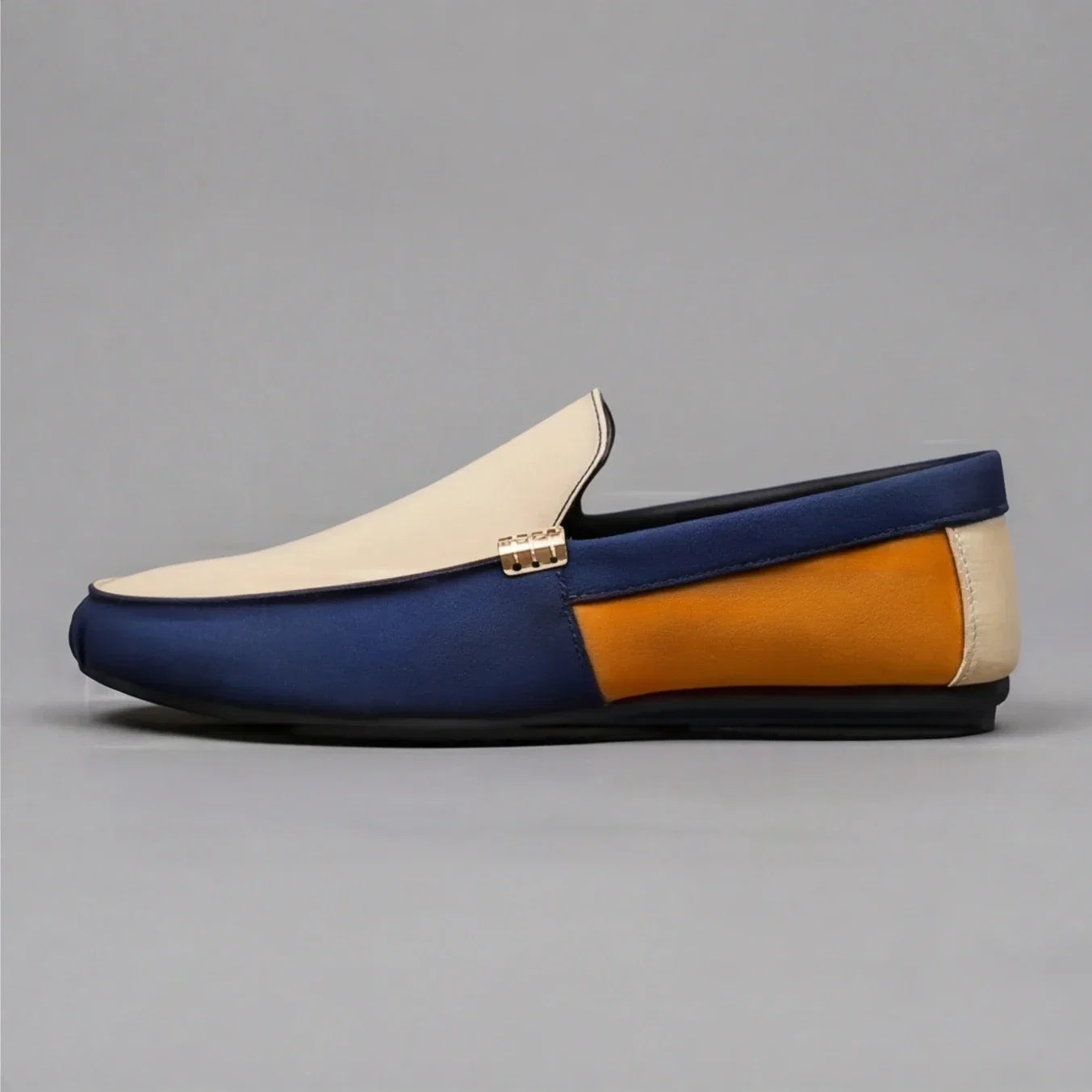 Canvas loafers suitable for daily walking and errands
