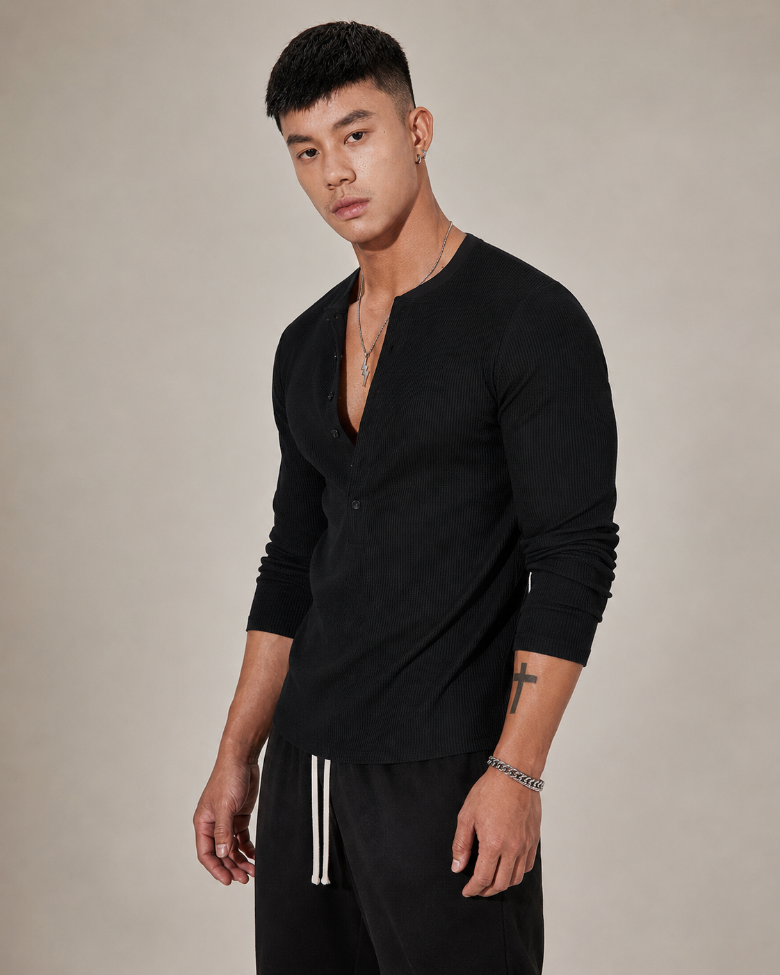 Long sleeves and relaxed silhouette of the ribbed sweater