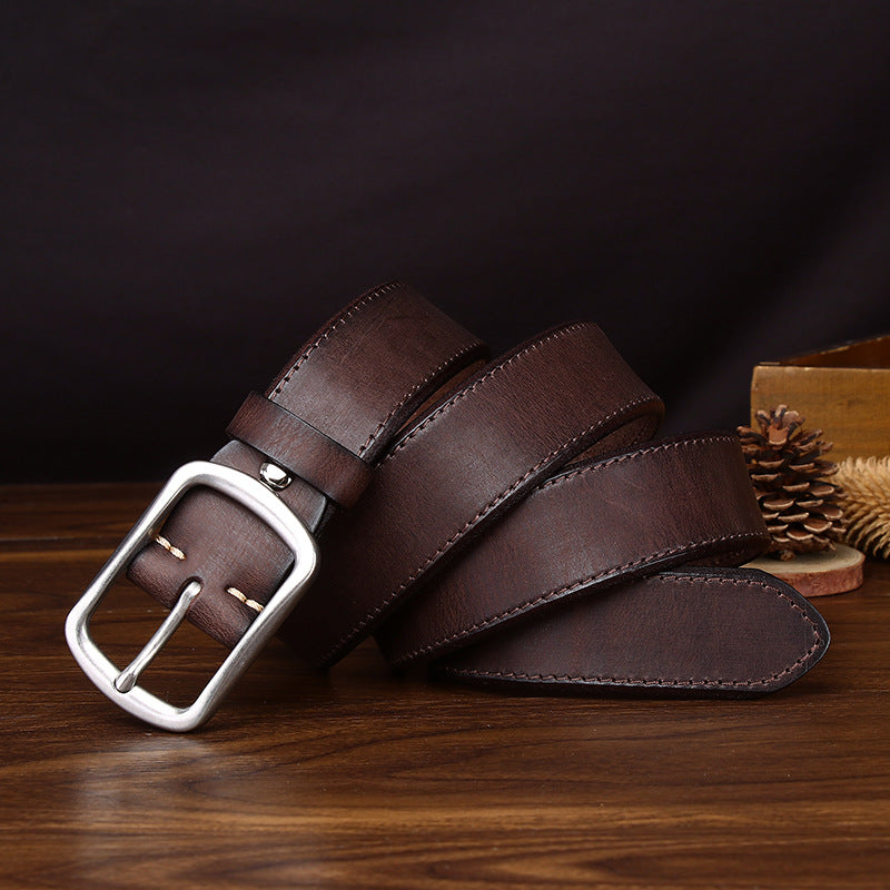 Detail of the belt strap and buckle in a timeless design