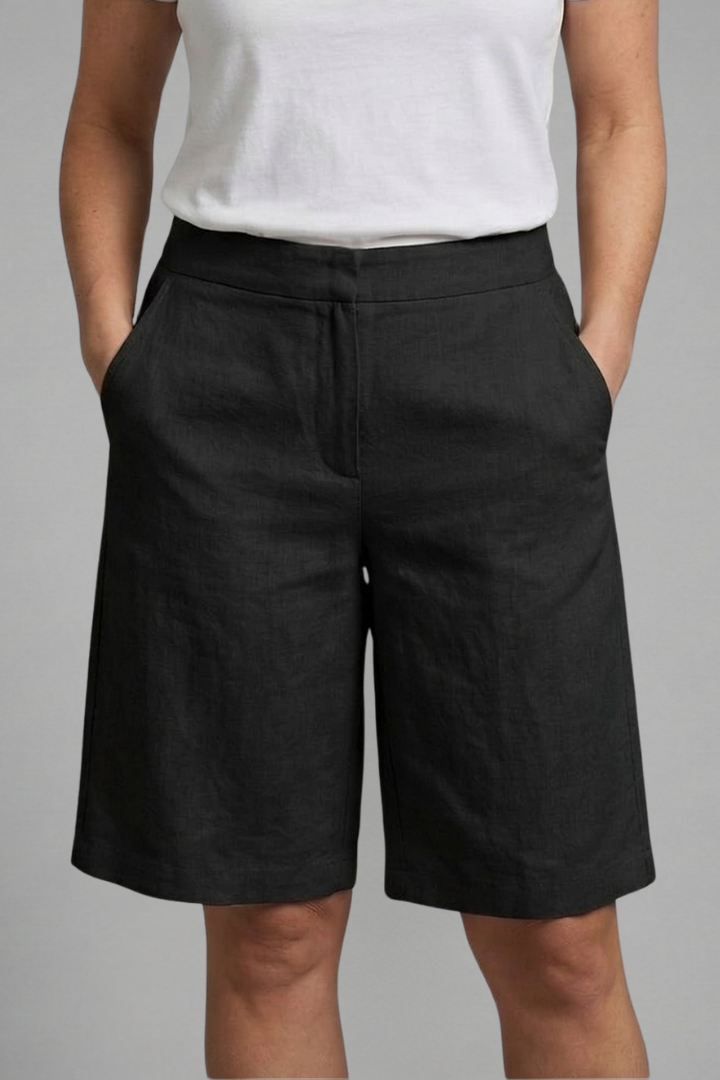 Women's knee-length shorts with wide legs and side pockets
